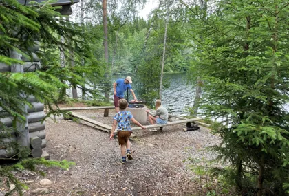 Grilla marshmallows under stjärnorna vid ett vindskydd