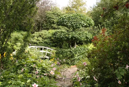 Enjoy homemade coffee in Kärrhultsgård’s flourishing garden