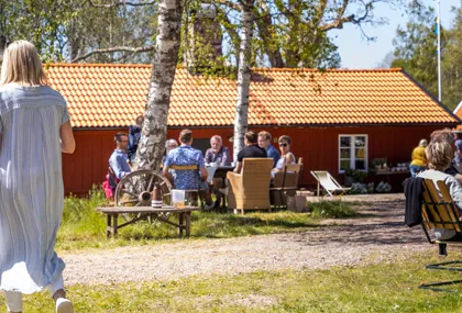 Njut av nybakat och lokalproducerad mat på Eriksons Cottages Gårdscafé 