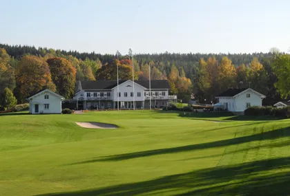 Spela golf i natursköna vyer på kulturhistorisk mark