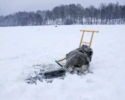 Image illustrating Vinterfiske Spark Med Pimpelspo