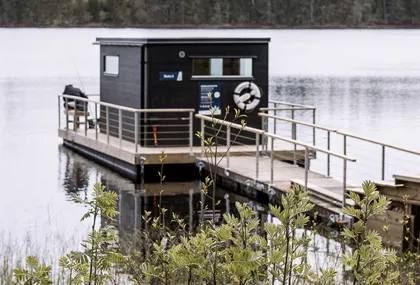 Njut av naturens sprakande färger från en varm bastu