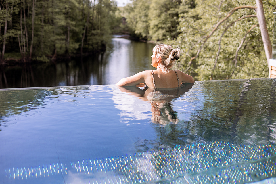 Image illustrating Riverside Spa Foto Enter (15) Kopiera